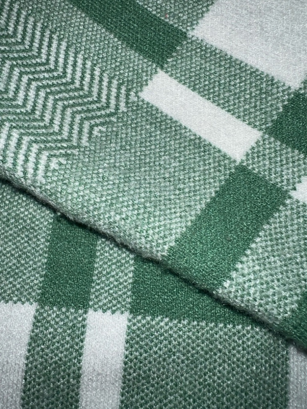 Christian Siriano Women’s Green Plaid V Neck Sweater Size Medium - Picture 4 of 6